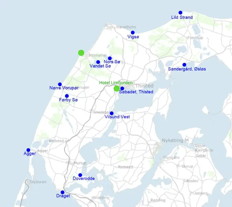 Kortet viser med bl&aring; prikker placeringen af de 12 udvalgte strande, hvor Thisted Kommune har analyseret for PFAS. Det er Lild Strand, S&oslash;nderg&aring;rd &Oslash;sl&oslash;s, Vigs&oslash;, Nors S&oslash;, Vandet S&oslash;. S&oslash;badet Thisted, N&oslash;rre Vorup&oslash;r, F&oslash;rby S&oslash;, Agger, Doverodde og Draget. Udover de 12 strande vi har taget pr&oslash;ver ved, har Milj&oslash;styrelsen f&aring;et analyseret badevandet ved Klitm&oslash;ller og Hotel Limfjorden i Thisted.