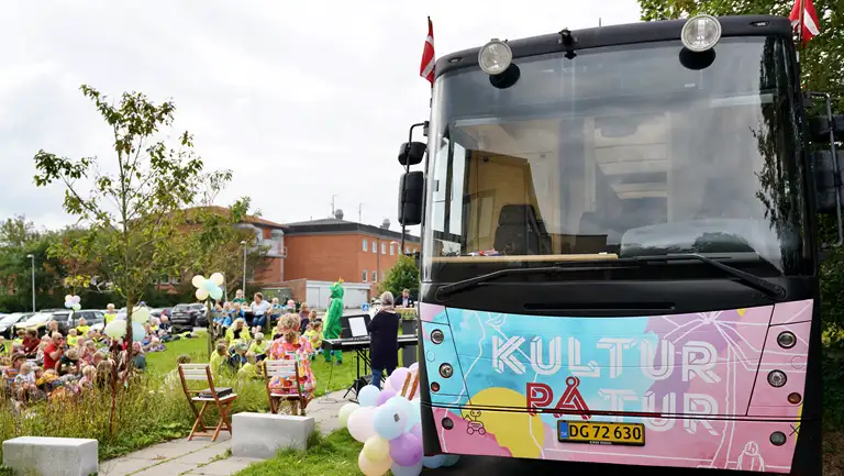 Den nye kulturbus på pladsen ved biblioteket.