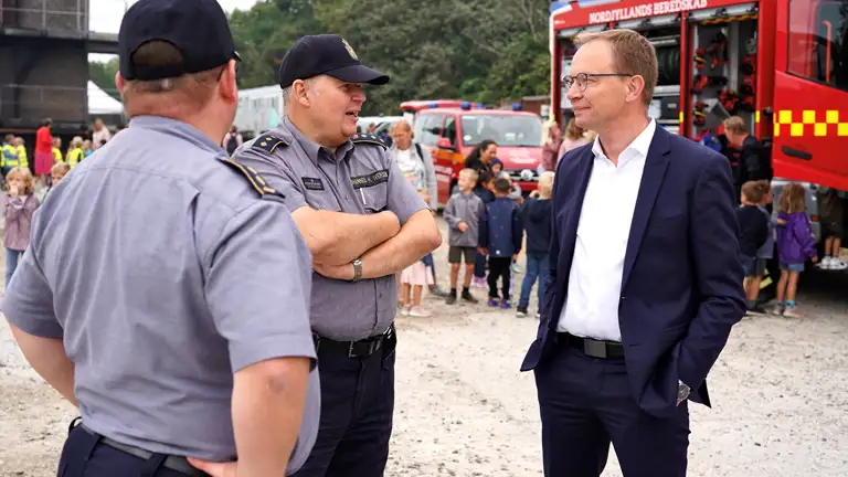 Borgmester i Thisted Kommune Niels Jørgen Pedersen var med på dagen. Her får han en rundvisning på pladsen af personale fra Beredskabsstyrelsen Nordjylland.