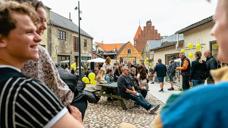 Mennesker i gården ved Smedjen, da stedet blev indviet.