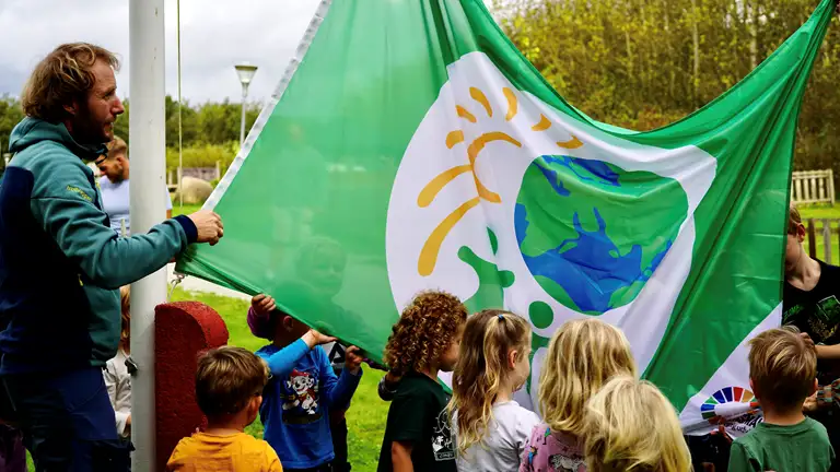 Det nye bæredygtigshedsflag bliver hejst.