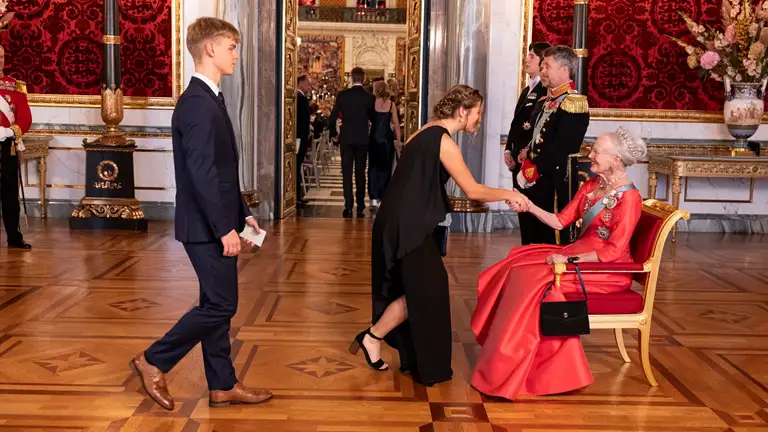 Magnus og Sine hilser på Dronningen