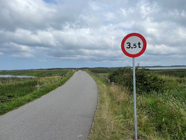 Foto af skiltning over broen